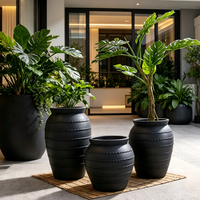 Pot de fleurs en fibre de verre de 3 tailles, en forme de jarre, à rayures horizontales en relief, design minimaliste moderne, grand pot de sol pour hôtel et villa
