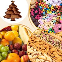 Houten charcuterieplank met meerdere compartimenten voor kerst, voor desserts, fruit, vlees en snacks