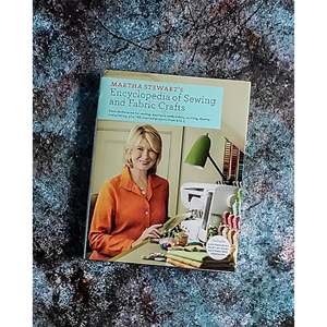 L'Encyclopédie des Arts du Coudre et des Tissus de Martha Stewart - Livre de Couture en Excellent État, Expédié Plié - Product Image 4