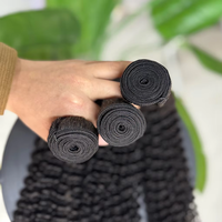 Venta al por mayor 100% cabello humano real rizado trama de extensiones de cabello de alta calidad Color Natural vietnamita pelo crudo Paquete de Color negro