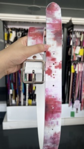Ceinture en cuir effet sang éclaboussant pixelisé, en cuir de vachette pleine fleur, avec boucle à ardillon fixée par vis, style gothique Y2K streetwear pour jeans - Product Image 2