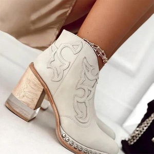 Nuovi Arrivi Autunno/Inverno 2024 <span class=keywords><strong>Stivali</strong></span> da <span class=keywords><strong>Donna</strong></span> Stile Etnico Cinese con Ricamo <span class=keywords><strong>Blu</strong></span> e Borchie in Legno Traslucido - Product Image 3