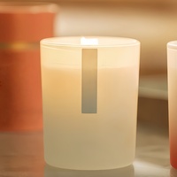 Ensemble de bougies aromatiques en cire de soja de qualité supérieure dans un gobelet en verre personnalisé, avec ambiance festive pour les cadeaux de vacances, dans un coffret cadeau élégant
