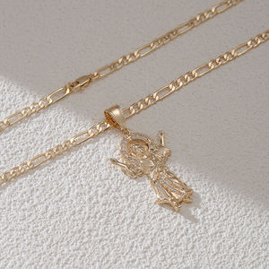 Collar con Colgante de Niño Jesús, Joyería Religiosa Cristiana, Cadena Chapada en Oro Figaro de 60 cm, Joyería Personalizada - Product Image 4