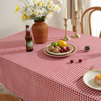 Nappe à carreaux vintage en coton et lin rouge et blanc avec pompons pour la table de cuisine à la maison