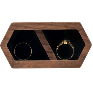 Caja de almacenamiento de anillos hexagonales de madera con forro de terciopelo negro para exhibir y organizar joyas - Product Image 1