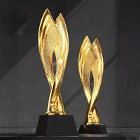 Trophée en résine dorée avec feuille en cristal, logo personnalisé, taille et forme au choix, base noire