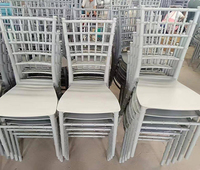 Chaises empilables pour hôtels, mariages et événements - Plastique blanc, usage commercial, design moderne
