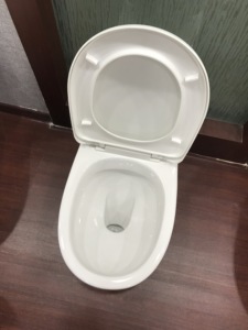 WC in <span class=keywords><strong>Ceramica</strong></span> Moderno a Due Pezzi con Scarico Lento a Doppio Flusso e Sistema Washdown per Hotel e Ville - Product Image 4