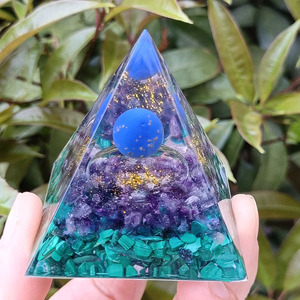 Pyramide en résine époxy avec cristal, ornement de bureau artisanal avec sphère de lapis-lazuli, améthyste, malachite, décoration d'intérieur - Product Image 1