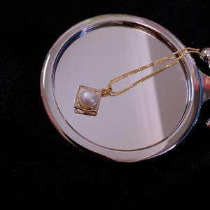 Collar Versátil de Perlas Naturales de Agua Dulce con Colgante Cuadrado en Oro de 14K, Estilo Simple y Elegante para el Día a Día - Product Image 3
