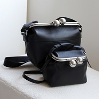 Damen Vintage Kiss-Lock Umhängetasche aus weichem Echtleder mit rundem Silberverschluss, verstellbarem breitem Riemen, Retro-Schulterhandtasche