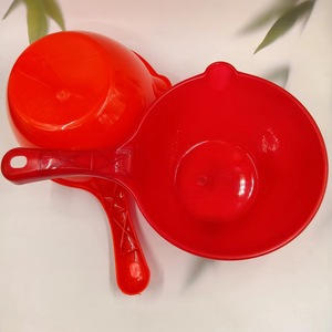 Cucharón de cocina engrosado al por mayor, con boquilla roja puntiaguda duradera, 1 o 2 yuanes - Product Image 1