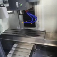 Centre d'usinage vertical compact XH7122 direct usine, fraiseuse CNC BT30 pour l'usinage de moules en aluminium et en acier