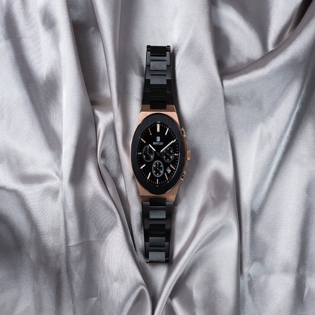 Casual Stainless Steel Quartz Watch with Japan Movement Nighttime Elegance Crystal Dial Window