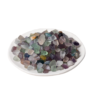 Pierres de fluorite naturelle Qiannuo, éclats de cristal polis, galets décoratifs pour la décoration intérieure, thème mariage et amour, poisson - Product Image 1