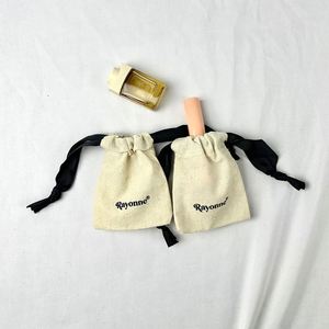 Sac biodégradable en coton biologique personnalisé avec broderie, cordon noir et logo de marque estampé à chaud – Prix compétitif - Product Image 1