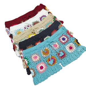 Femmes couleur aléatoire main Crochet fleur bloc Patchwork grand-mère vérifier Wrap pantalons chauds femmes <span class=keywords><strong>sexy</strong></span> plage crochet shorts - Product Image 1