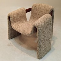 Fauteuil lounge moderne et élégant, rembourré, avec accoudoirs incurvés en bois de frêne