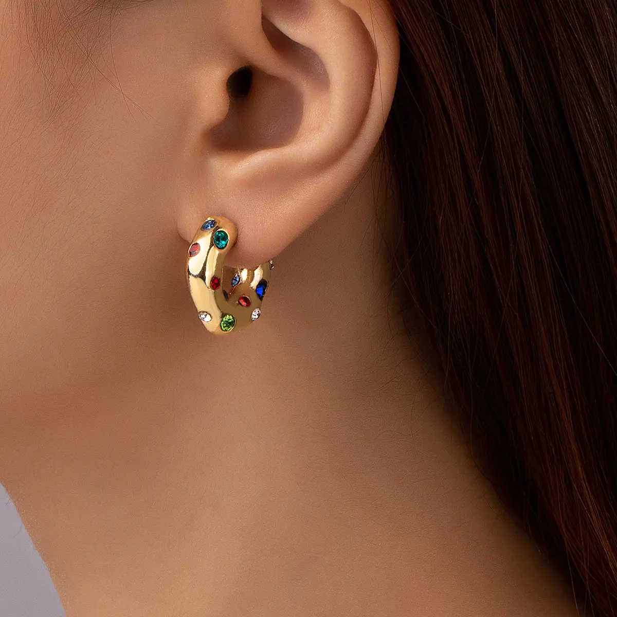 Geili Boucle d'oreille en acier inoxydable plaqué or 18 carats Boucle d'oreille en zircone cubique colorée Boucle d'oreille en forme de zircon épais et brillant