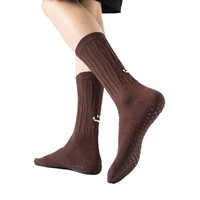 Chaussettes d'automne et d'hiver avec broderie visage souriant, chaussettes de yoga mi-mollet, chaussettes de sport antidérapantes pour le fitness et le Pilates