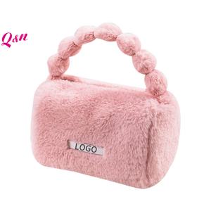 2025 personnalisé écologique grande fermeture éclair Portable velours en peluche gonflé moelleux flou maquillage cosmétique sac de rangement voyage femmes - Product Image 4