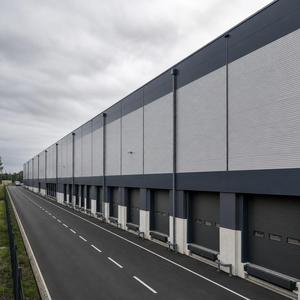 Système de cloisonnement pour unités de stockage préfabriquées SUNRISE - Panneaux ondulés galvanisés, poutres en acier en I et plaques de protection en tôle diamantée - Product Image 1