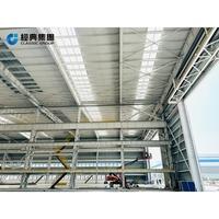 Taller/Almacén Moderno con Estructura de Acero y Puertas de Gran Apertura, Ideal para el Ensamblaje de Vehículos