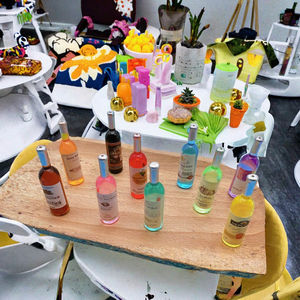 Миниатюрные поделки из смолы в виде бутылки шампанского: аксессуары для чехлов телефонов, подвески для ключей, для праздничного декора. Производство HQ Brand Casting. - Product Image 3