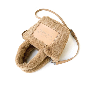 Sacs en fourrure personnalisés 2024, sacs à main en cuir végétalien pour femmes, mini sacs à main en laine d'agneau, sacs à main de luxe pour femmes en provenance de Chine - Product Image 3