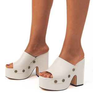 Sandales compensées épaisses pour femmes à bout ouvert, style mules, avec plateforme épaisse et clous métalliques, couleur unie - Product Image 3