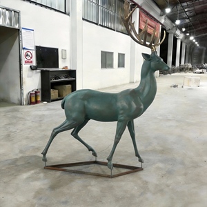 Escultura de Ciervo Corriendo en Latón Verdigris Forjado a Mano Resistente a la Intemperie con Astas Doradas - Elegante Adorno para Exteriores para Paisajes de Hoteles - Product Image 3