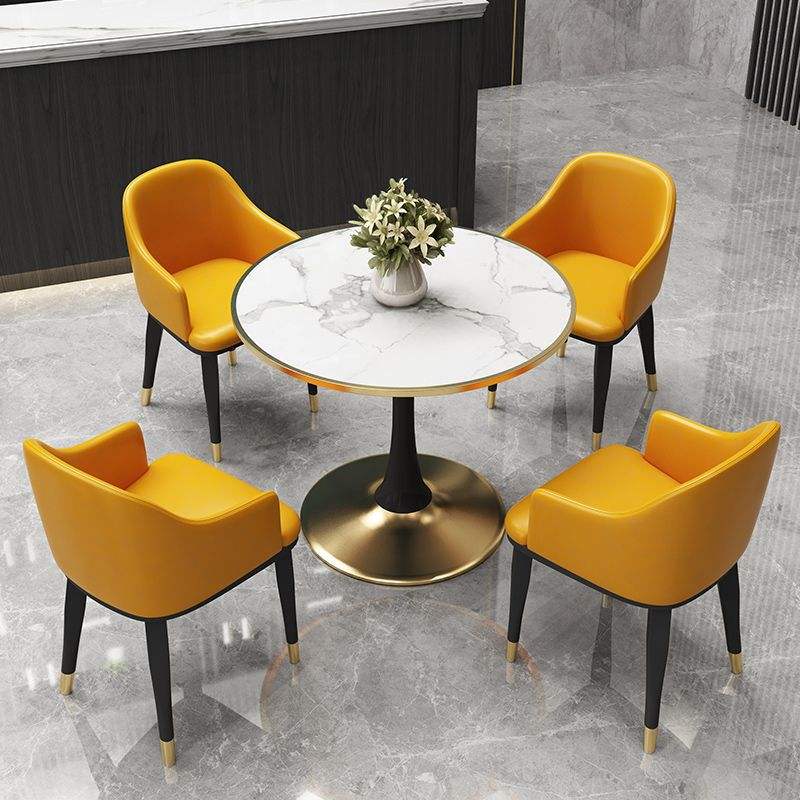 Cuatro sillas naranjas