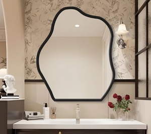 Miroir mural ondulé à cadre en bois foncé, miroir de salle de bain irrégulier pour la décoration intérieure et les projets hôteliers, vente en gros directe usine - Product Image 2