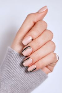 Ongles à presser personnalisés OEM ODM en forme d'amande, design vague nude, en ABS, avec estampage doré et lignes abstraites minimalistes - Product Image 3