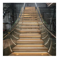 Escalier moderne en acier et bois à marches ouvertes avec garde-corps en verre, conception durable pour appartement, villa, usage domestique