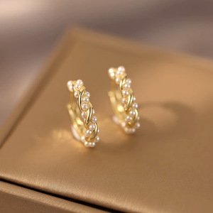 Orecchini a cerchio con perle intrecciate per donna, eleganti gioielli alla moda. - Product Image 1