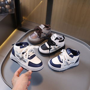 รองเท้ากีฬาเด็กสำหรับฤดูใบไม้ร่วงใหม่สำหรับเด็กผู้ชาย & เด็กผู้หญิงรองเท้าบาสเก็ตบอลลำลองแบบผูกเชือกห่วงตะขอด้านล่างนุ่ม - Product Image 1