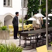 Ensemble table et chaises carrées d'extérieur style nordique pour cour, balcon, terrasse, salon de thé, café, mobilier de loisirs commercial