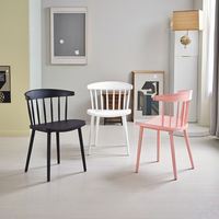 Chaise de salle à manger en plastique moderne et durable, surface lisse, dossier ergonomique, design léger pour la maison et le parc, vente en gros disponible