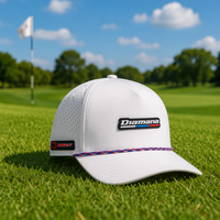 Casquette en polyester de haute qualité de couleur blanche avec patch en caoutchouc, visière incurvée et trous circulaires pour hommes