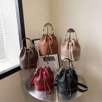 2025 Style rétro grande capacité unique épaule bandoulière téléphone portable sac femmes mode seau sac tressé dame conception bonbons