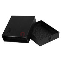 Boîte cadeau coulissante en PU grainé noir avec trou de tirage à œillet, boîte d'emballage de parfum avec logo en relief