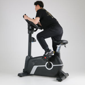 Venta al por mayor de fábrica, equipo de gimnasio comercial de alta calidad, <span class=keywords><strong>bicicleta</strong></span> estática para ejercicio interior, <span class=keywords><strong>bicicleta</strong></span> giratoria magnética Vertical magnética - Product Image 1