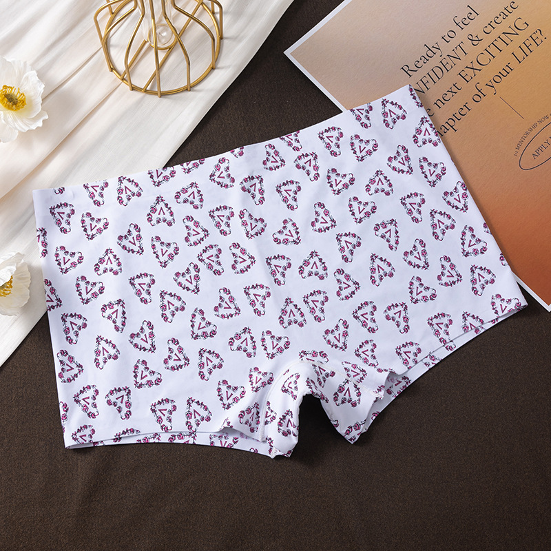 Cuore rosso su sfondo bianco