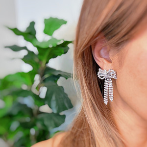 Orecchini con Fiocco Perfettamente Annodato e Brillante - Product Image 1