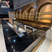 Comptoir de bar de restaurant sur mesure avec vitrine arquée, plateau en marbre noir et or, mobilier de bar commercial haut de gamme OEM