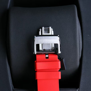 Reloj tourbillon mecánico de alta gama con textura elegante, correa roja de 20 mm con moissanita y diamantes, y indicador de reserva de marcha. - Product Image 5