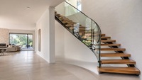 Escalier courbé contemporain avec marches en bois pour les maisons familiales modernes, alliant chaleur et lignes épurées pour les duplex de luxe