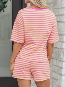 Set Estivo Casual da Donna: Top Corto con Collo Tondo e Logo Personalizzato, Completo Due Pezzi con Maglietta a Maniche Corte e Pantaloncini a Righe - Product Image 4